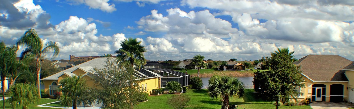 Single-family homes beside a lake in Oviedo, Florida