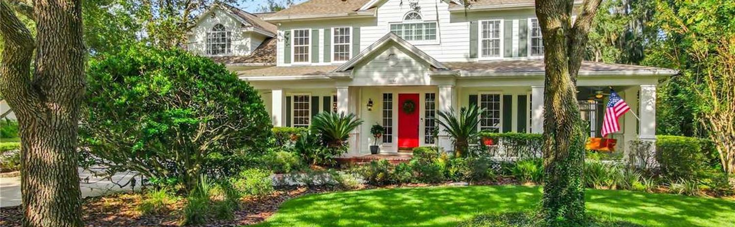 A single-family home under oak trees in Winter Springs, Florida